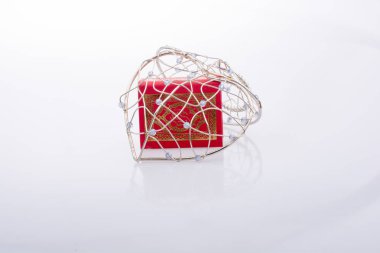 Kerim bir kalp şeklinde kafeste mini boyutunda