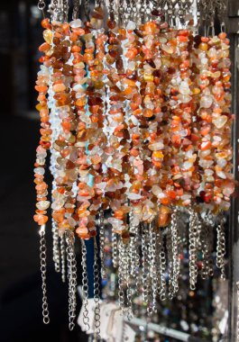 Çeşitli renk ve tipte güzel renkli bilezikler.