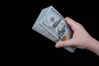 Beyaz arka planda el ele tutuşan Amerikan doları banknotları