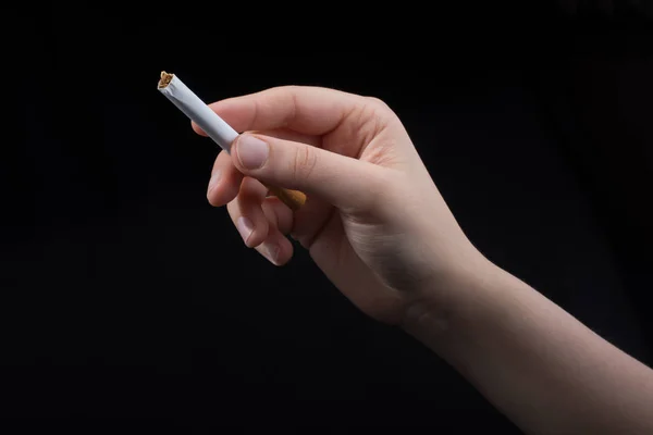 Hand Håller Cigarett Svart Bakgrund — Stockfoto