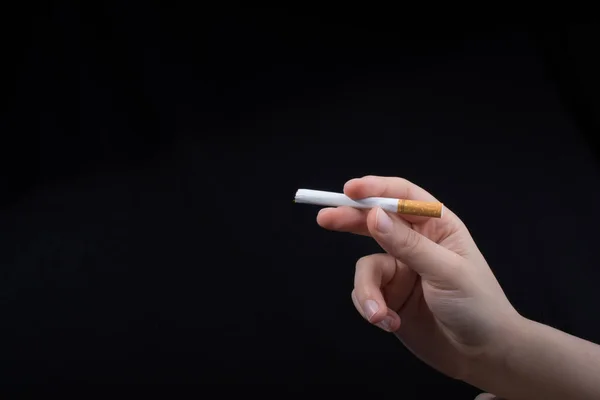 Hand Håller Cigarett Svart Bakgrund — Stockfoto