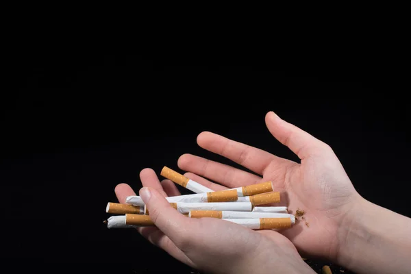 Hand Att Cigaretter Svart Bakgrund — Stockfoto