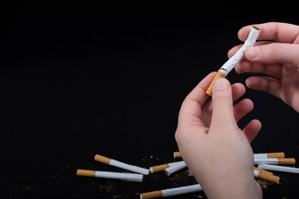 Hand Bryter Cigarett Svart Bakgrund — Stockfoto