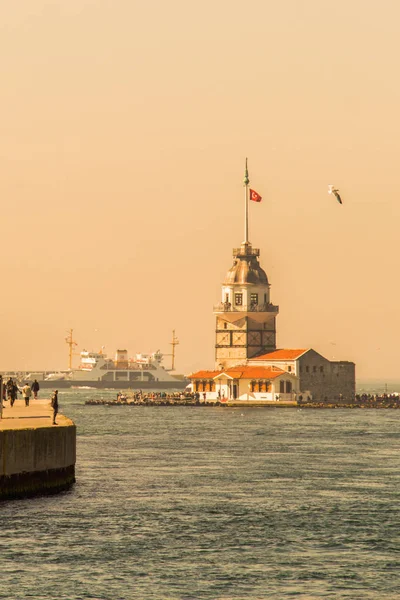 Torre Delle Vergini Situata Nel Mezzo Del Bosforo — Foto Stock