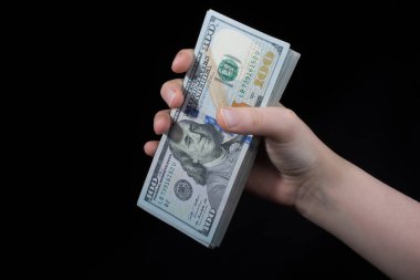 Beyaz arka planda el ele tutuşan Amerikan doları banknotları