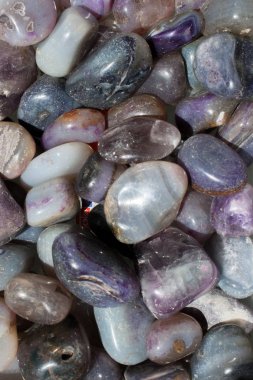 Belli bir tipte doğal mineral değerli taşlar.