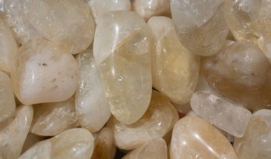 Mineral kaya jeodu olarak taştan taşlarla oynanmış.