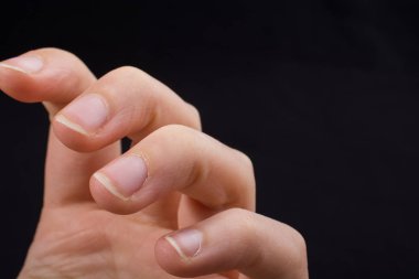 Bir çocuğun dört parmağı kısmen siyah arkaplanda görülüyor