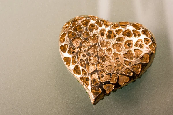 Altın rengi metal kalp şeklinde nesne görünümünde