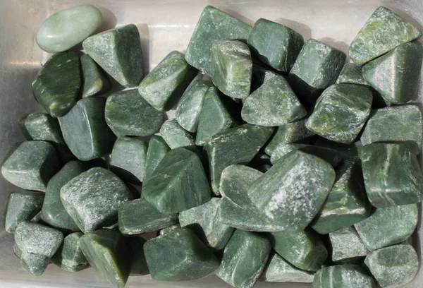 Doğal mineral kaya numunesi olarak yeşim taşı taşı.