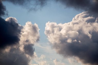 Koyu ve gri bulutlar gökyüzünde oluşur.