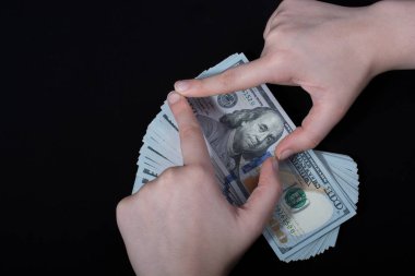 Beyaz arka planda el ele tutuşan Amerikan doları banknotları