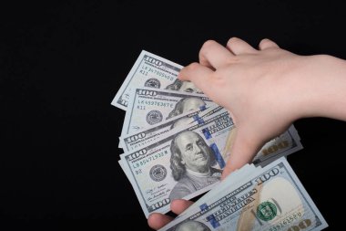 Beyaz arka planda el ele tutuşan Amerikan doları banknotları