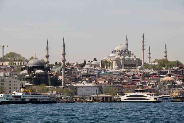 İstanbul 'daki Osmanlı tarzı caminin dış görünüşü
