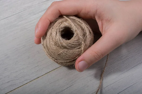 Beyaz arka plan üzerinde elinde kahverengi dizenin biriktirme