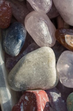 Belli bir tipte doğal mineral değerli taşlar.
