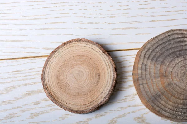 Piccolo pezzo di tronchi di legno tagliato in forma rotonda — Foto Stock