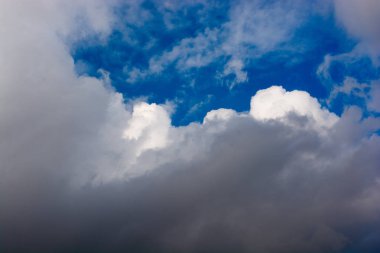 Mavi gökyüzü arka planda bulunan beyaz renk bulutlar