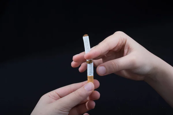 Hand Bryter Cigarett Svart Bakgrund — Stockfoto