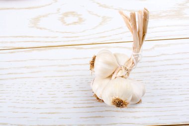 Tahta bir dokuda karanfil sarımsak görünüyor.