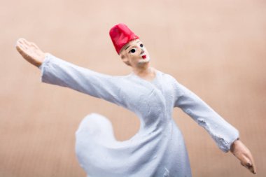 Görünüşte Sufi Derviş biblo modeli küçük boyutta