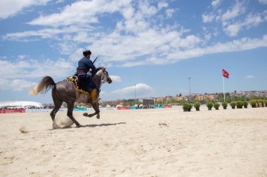 Türk erkeği ve binicisi etnik kıyafet örnekleri