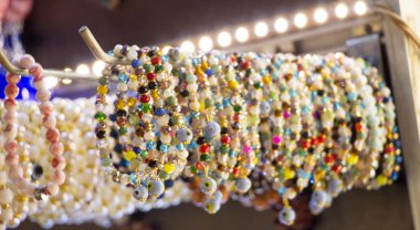 Renkli boncuklardan yapılmış bilezik.