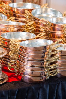 Yeni metal tavalar yemek takımı olarak