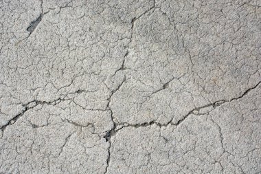 Arka plan deseni olarak çatlamış beton yüzey