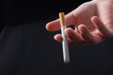 El siyah arka planda sigara dağıtıyor.