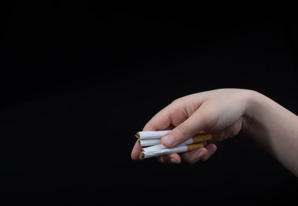 Handen Med Cigaretter Svart Bakgrund — Stockfoto