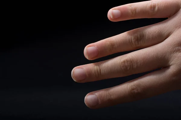 Τέσσερα Δάχτυλα Ενός Χεριού Παιδιού Μέρει Μαύρο Φόντο — Φωτογραφία Αρχείου