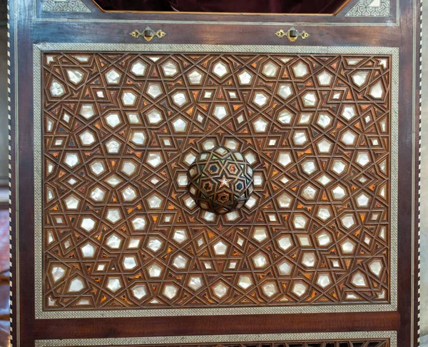 Osmanlı sanatı İnci kaküllerin Anası örneğidir