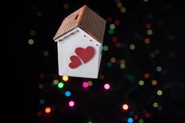 Sevgililer Günü 'nde yırtık kağıda aşk kavramı yazılıyor.