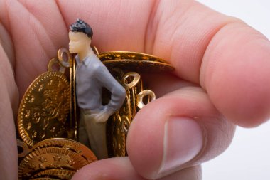 Beyaz bir arka plan üzerinde elinde iş heykelcik