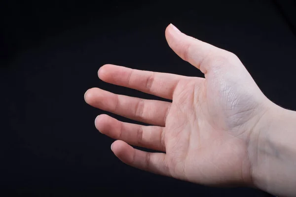 Bir Çocuğun Beş Parmağı Kısmen Siyah Arkaplanda Görülüyor — Stok fotoğraf