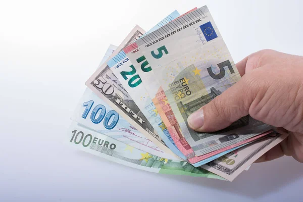 Beyaz arka planda el ele tutuşan Amerikan doları banknotları