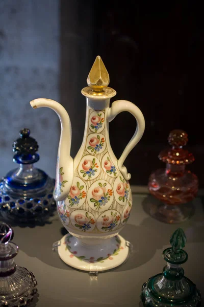 Görünüşte çok eski tarz kil ewer su kavanozu