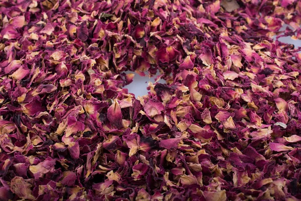 乾燥したバラの花びらの背景をハーブティーとして — ストック写真