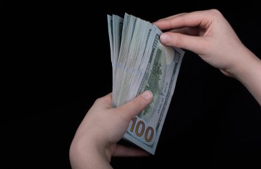 Beyaz arka planda el ele tutuşan Amerikan doları banknotları