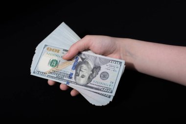 Beyaz arka planda el ele tutuşan Amerikan doları banknotları