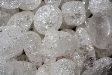 Doğal mineral kaya numunesi olarak kristalize kuvars (taş-kristal) değerli taş