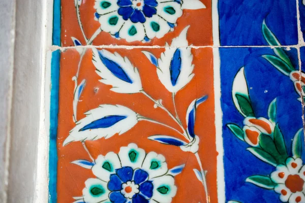 Osmanlı zamanının çiçek desenli örneği