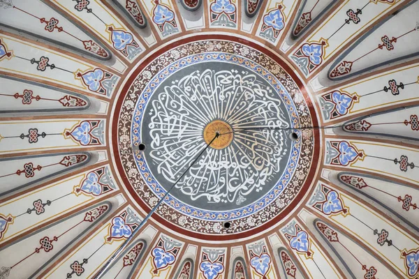 İstanbul, Türkiye 'de Osmanlı mimarisinde kubbenin iç görünümü