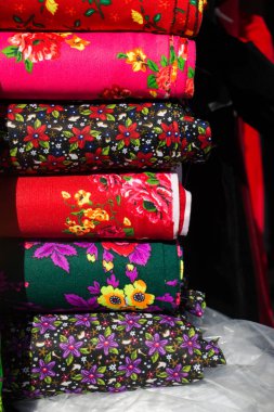 Çeşitli renk ve tipte renkli kumaş örnekleri