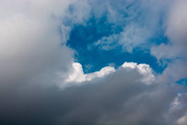 Mavi gökyüzü arka planda bulunan beyaz renk bulutlar