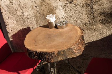 Ahşap tablo olarak kullanılan yuvarlak ince parça kesmek günlüğü