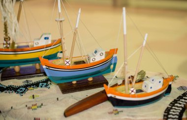 Bir dizi küçük renkli model tekne.