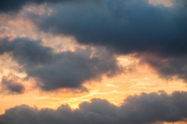 Koyu ve gri bulutlar gökyüzünde oluşur.