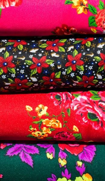 Çeşitli renk ve tipte renkli kumaş örnekleri